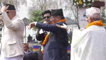 गलबन्दी च्यातियाे गीतमा छमछमी नाचे प्रचण्ड (तस्वीरहरू)
